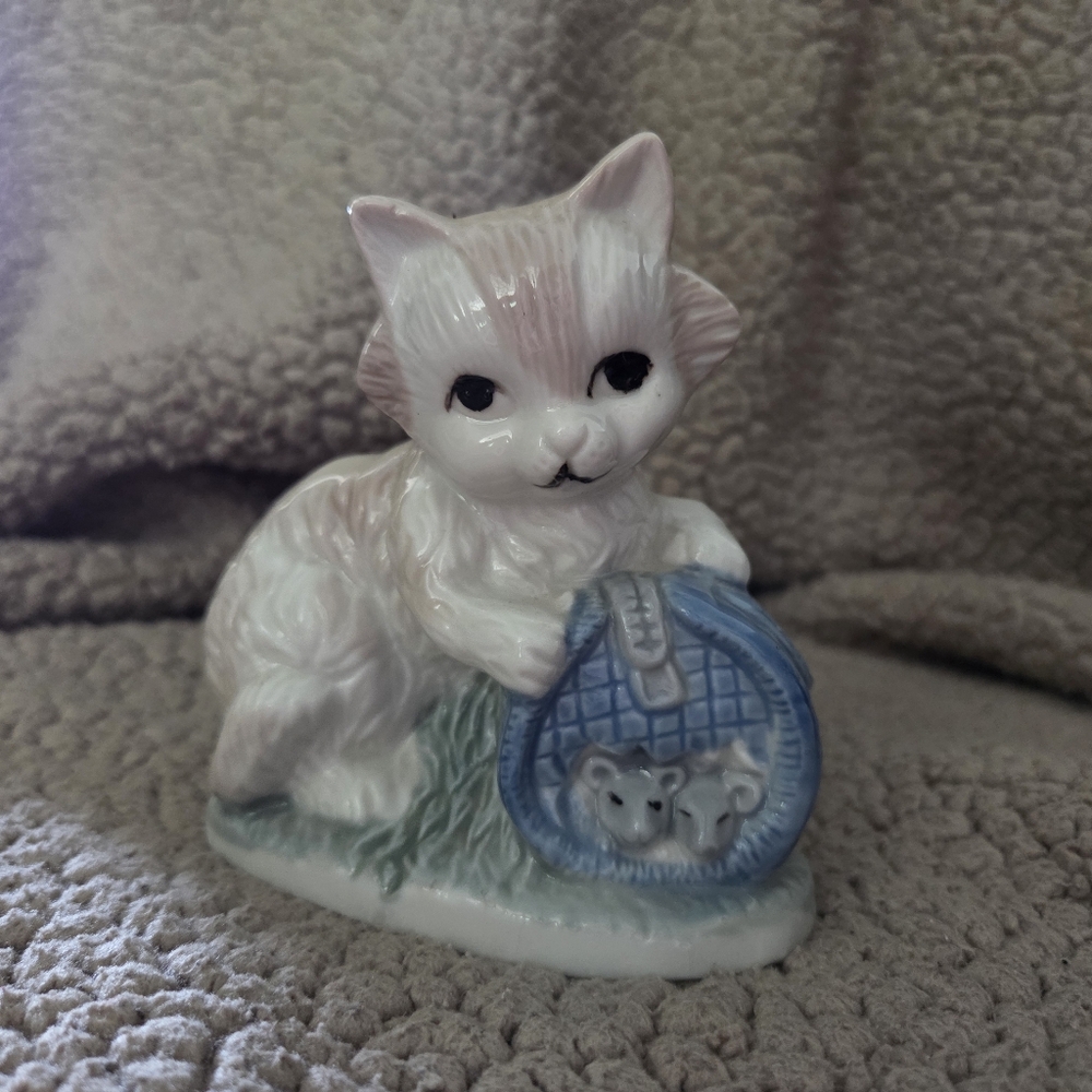 Original Artmark Porcelain Cat Kitten with Mice Barrel Figurine Glossed Taiwan